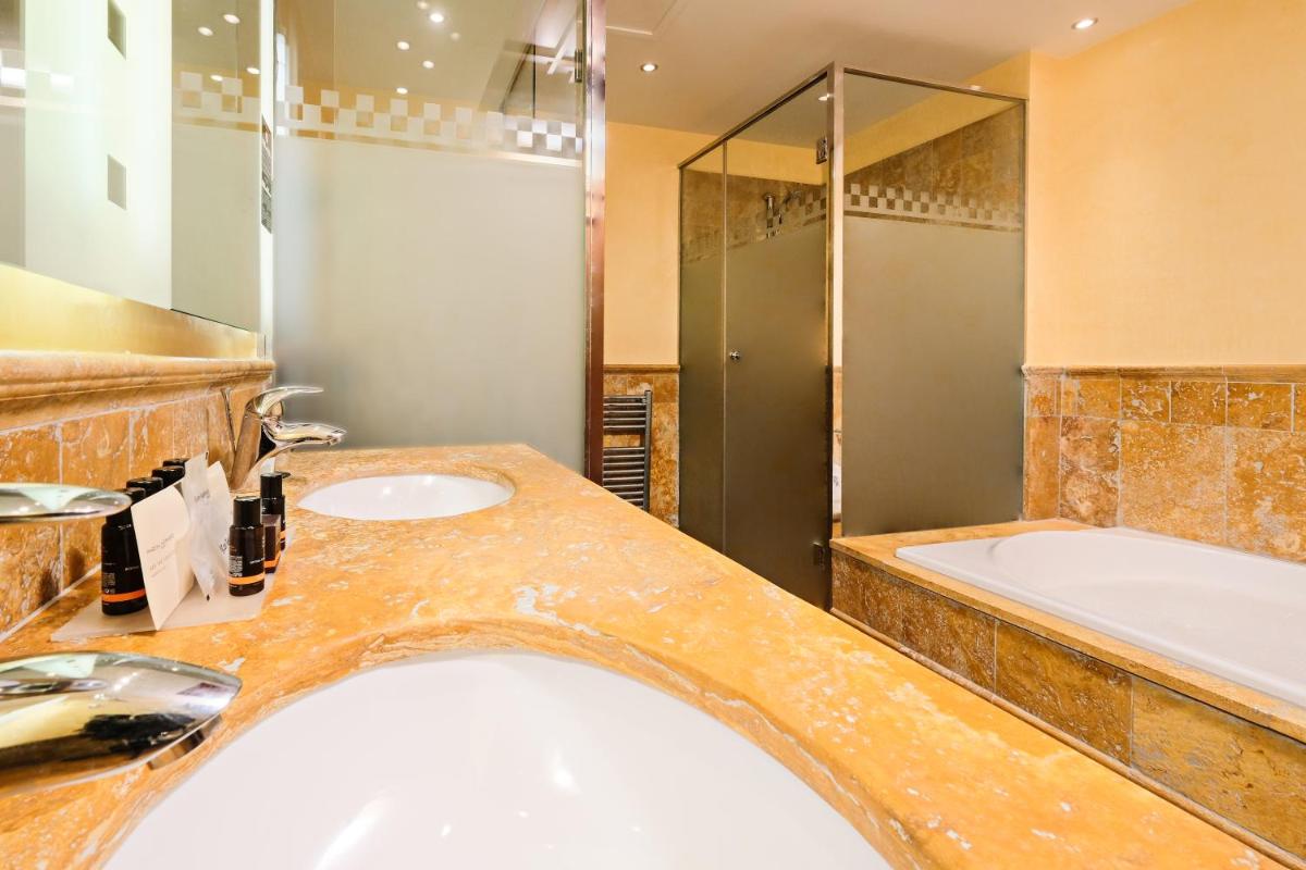 Un baño de Hotel Envia Almería Spa & Golf