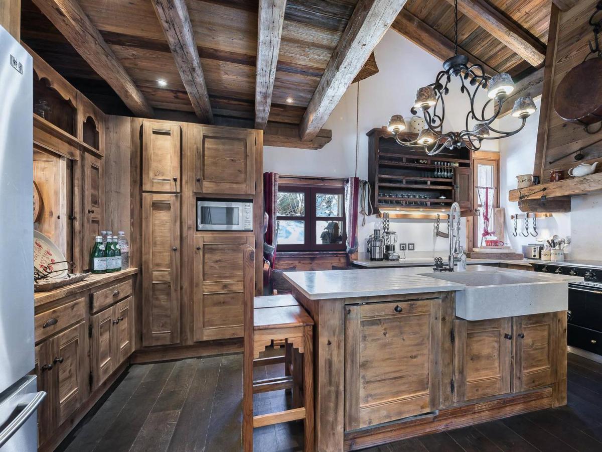Superbe chalet avec 5 chambres, jacuzzi et services de luxe, à 300m des pistes à Courchevel Village - FR-1-562-21 - Housity