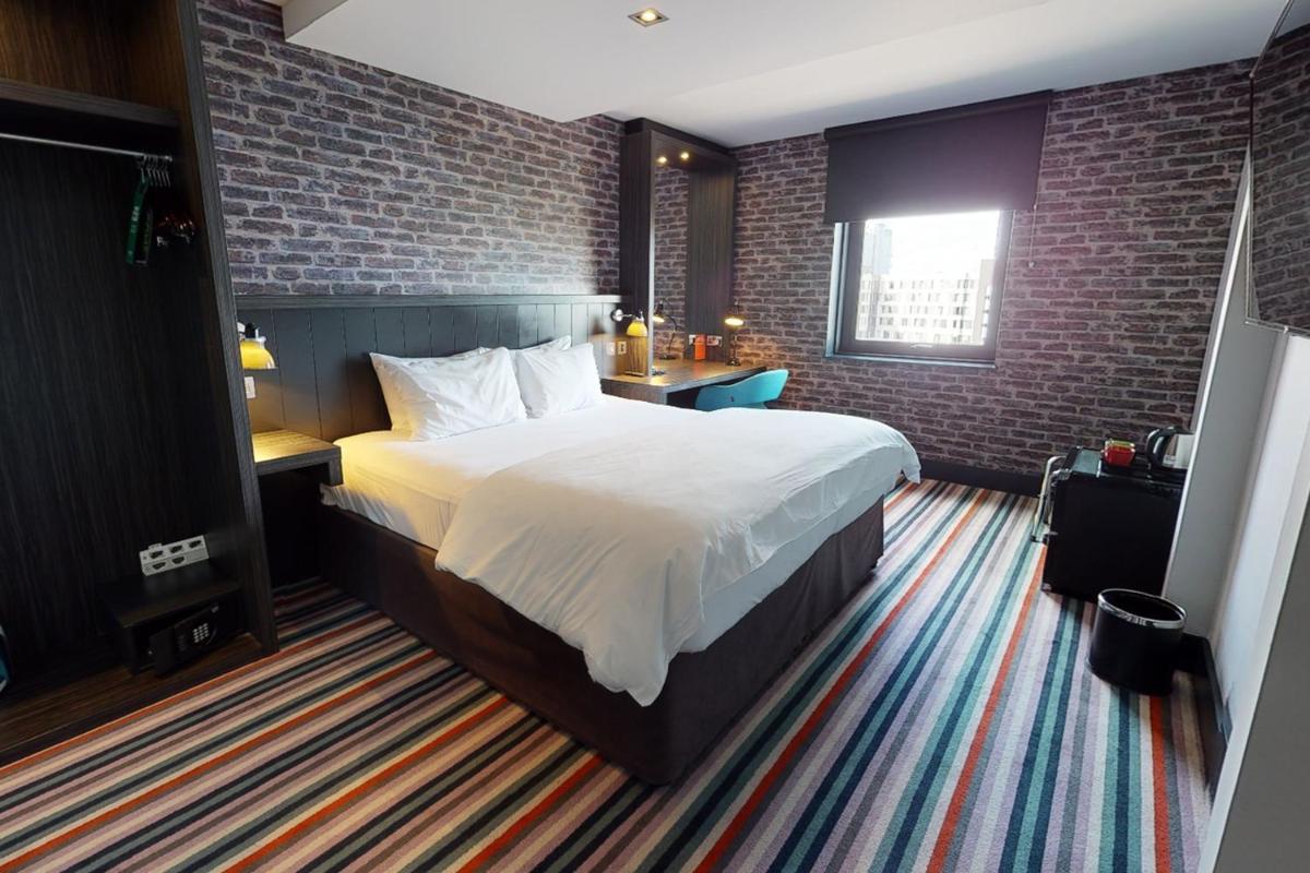 Village Hotel Glasgow - Housity