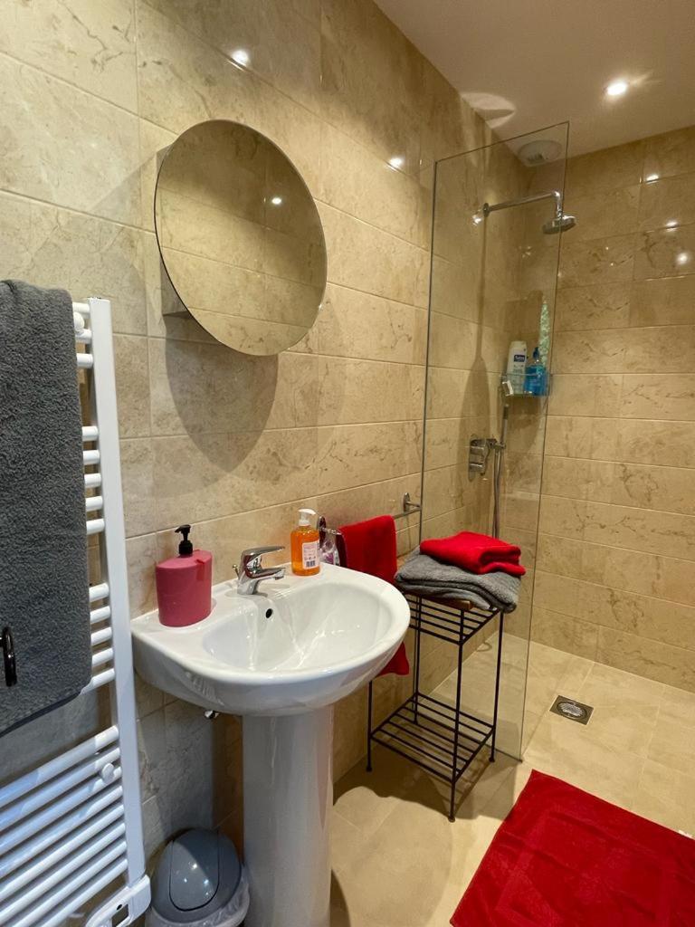 Vacances au calme à Litout, Piscine, Clim, 10 personnes, proche St Emilion - Housity