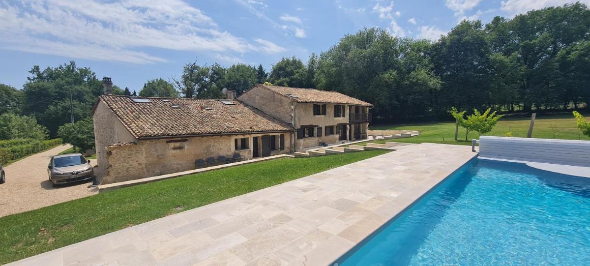 Vacances au calme à Litout, Piscine, Clim, 10 personnes, proche St Emilion - Housity