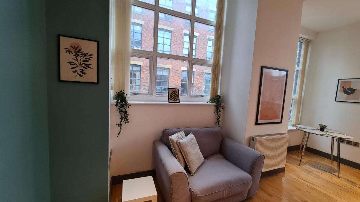 Spacious, bright and airy city centre flat. Unique converted Mill. - Housity