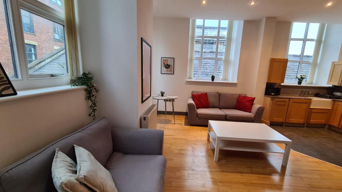 Spacious, bright and airy city centre flat. Unique converted Mill. - Housity