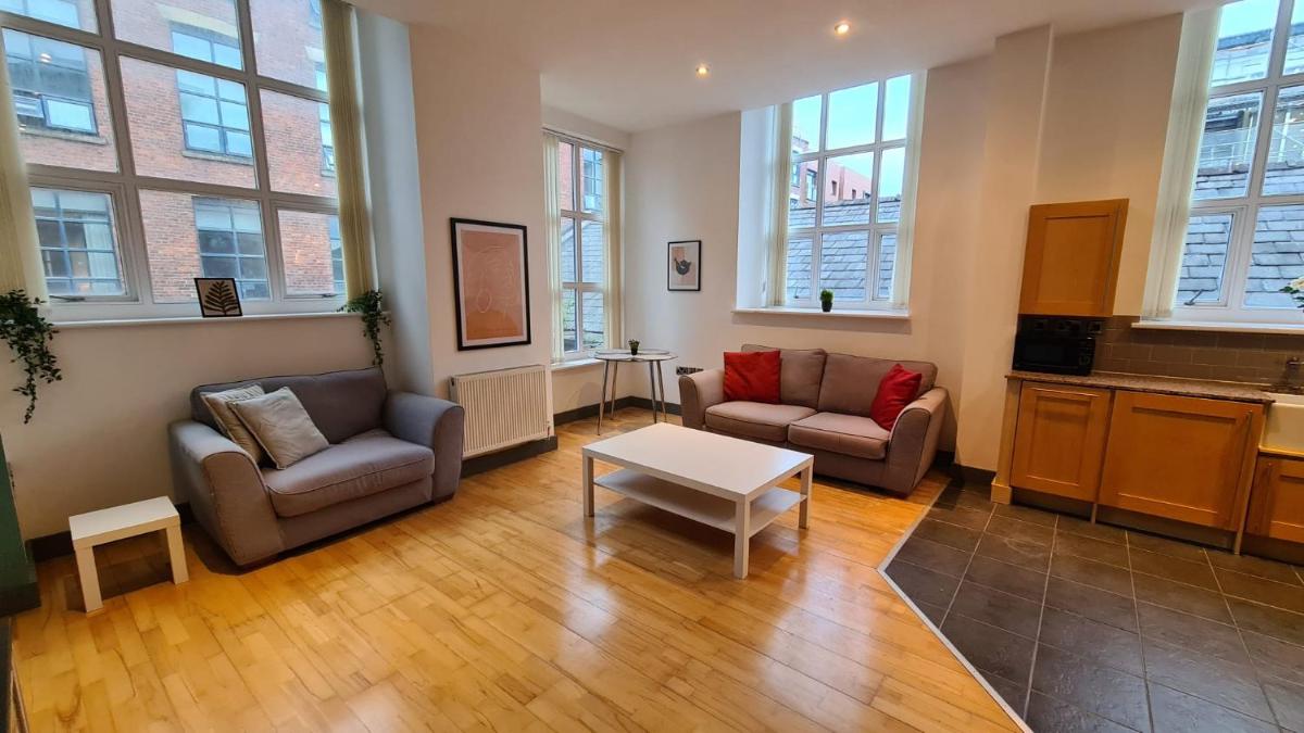 Spacious, bright and airy city centre flat. Unique converted Mill. - Housity