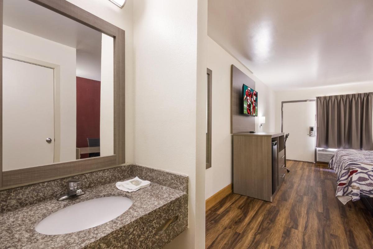 Red Roof Inn Crestview - Housity