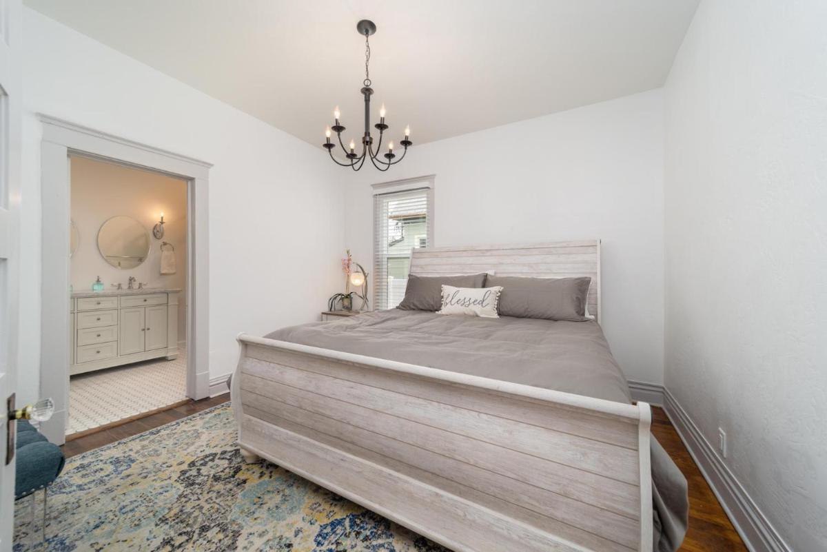 Relax at this charming and cozy downtown retreat - Housity