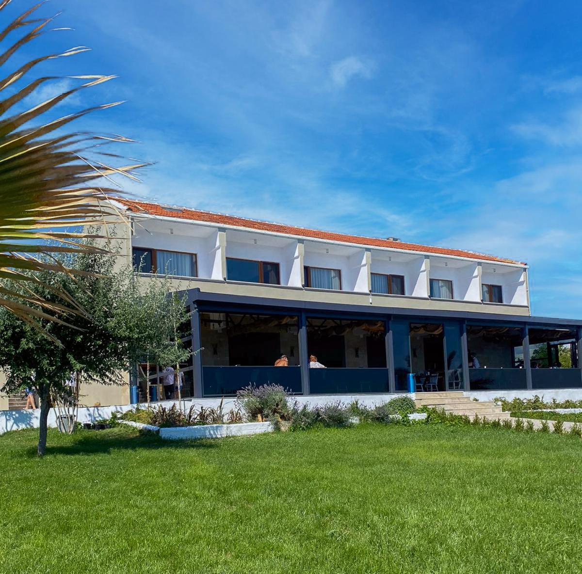 V Beach Hotel - Housity