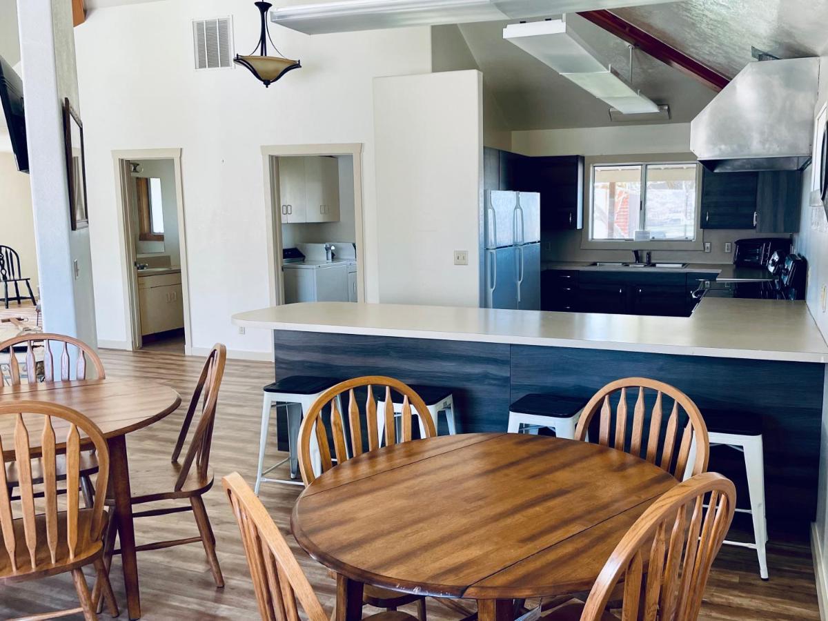 Sleeps up to 42 Private Clubhouse, Sand Volleyball, Playground, 6miles to Quarry - Housity