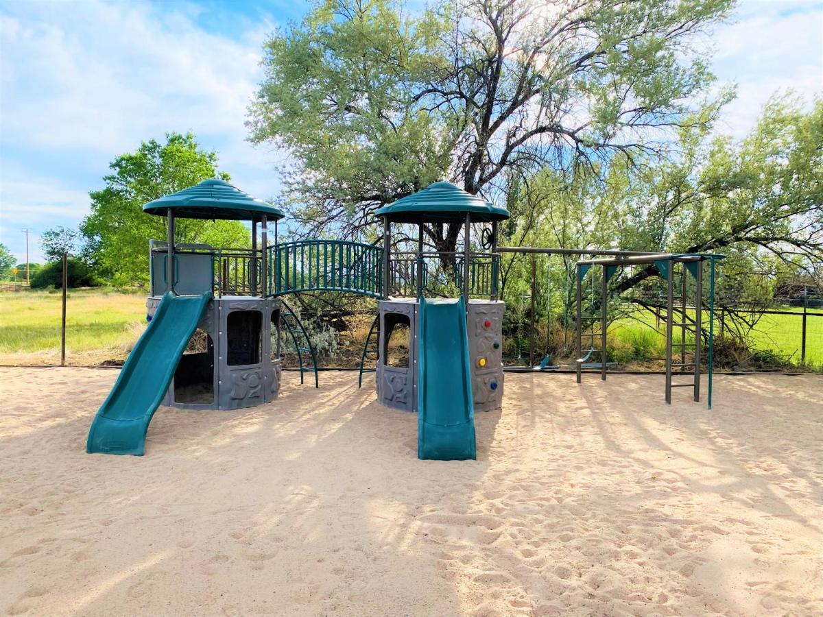 Sleeps up to 42 Private Clubhouse, Sand Volleyball, Playground, 6miles to Quarry - Housity