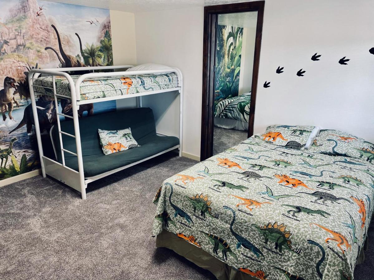 Sleeps up to 42 Private Clubhouse, Sand Volleyball, Playground, 6miles to Quarry - Housity