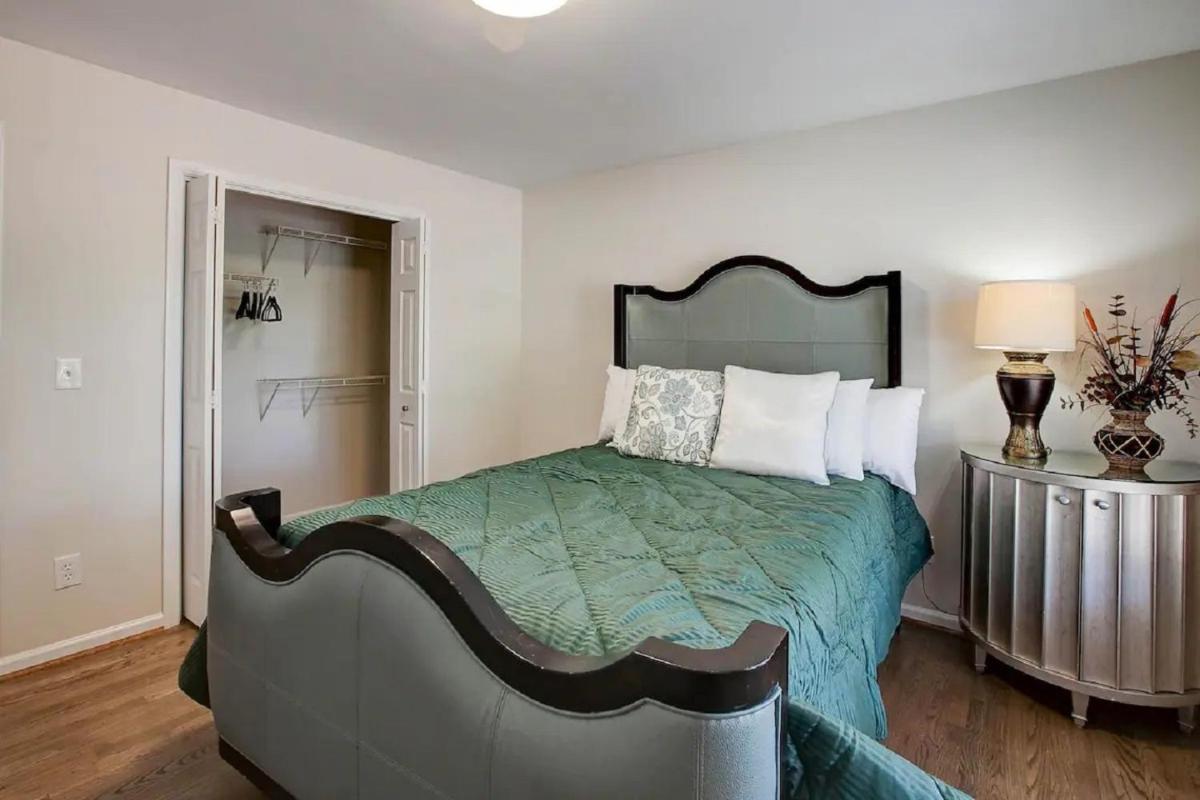 4BR Luxury Estate On The Green w/ Deck & Parking - Housity