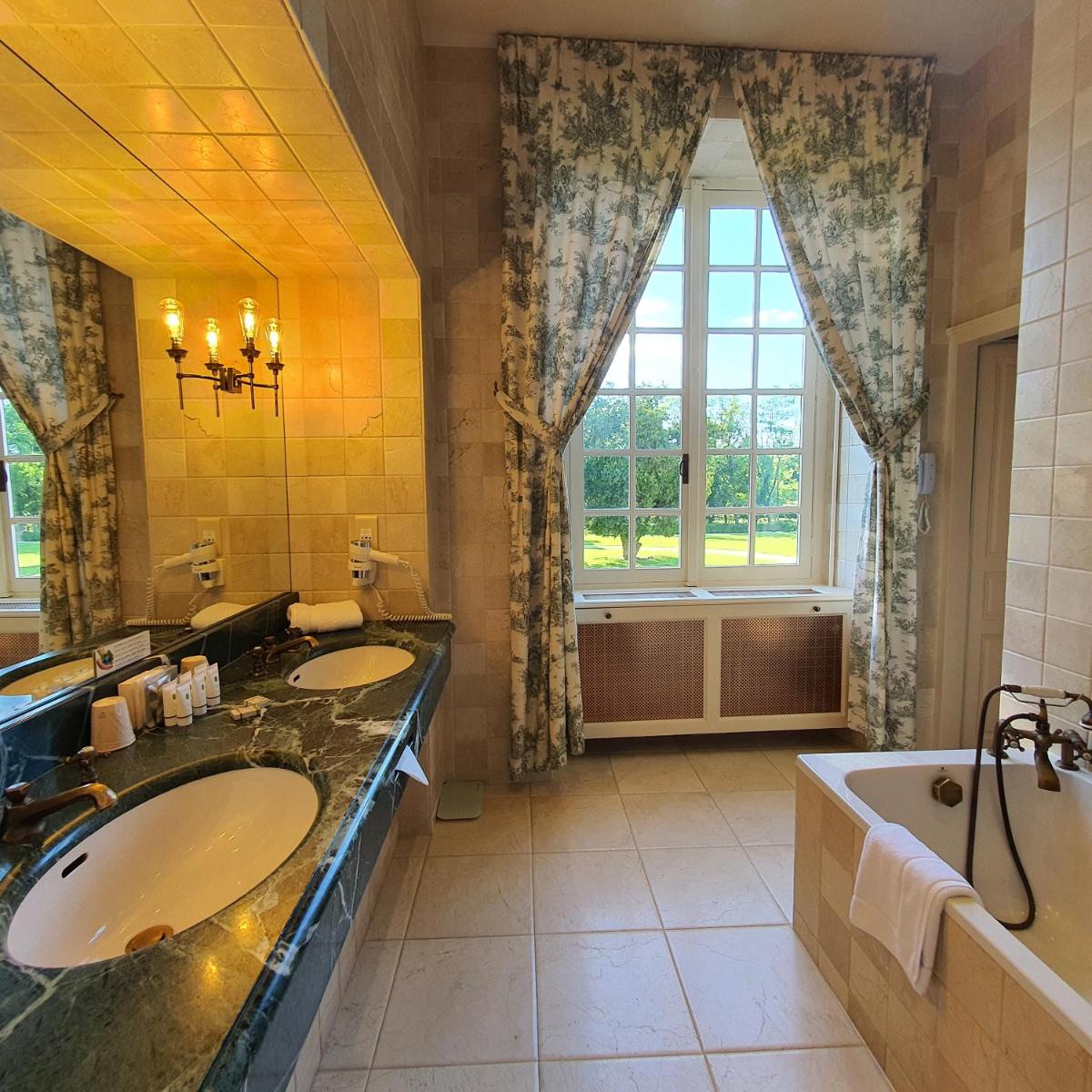 Salle de bains dans l'établissement Château de Vault de Lugny