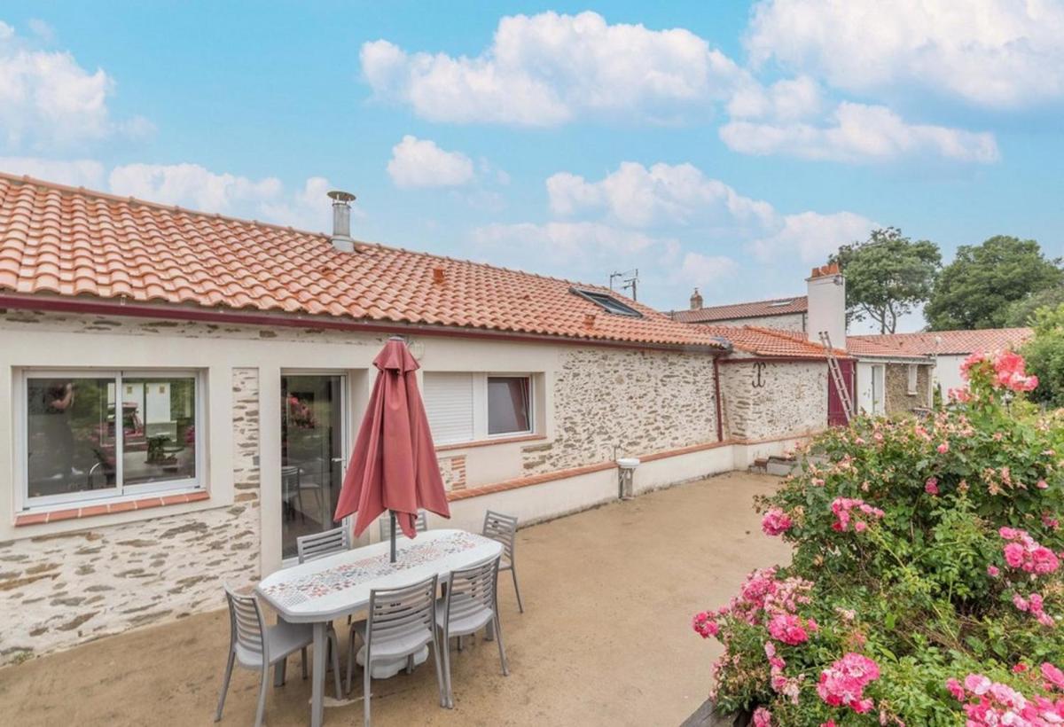 Maison moderne avec terrasse et grand jardin - Housity