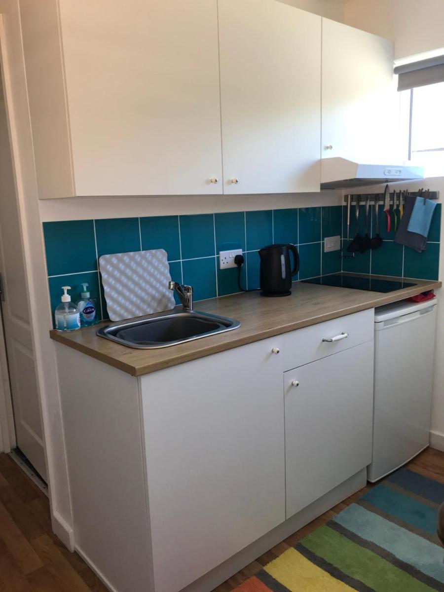 Flat Rocks, with parking, 100m from beach - Housity