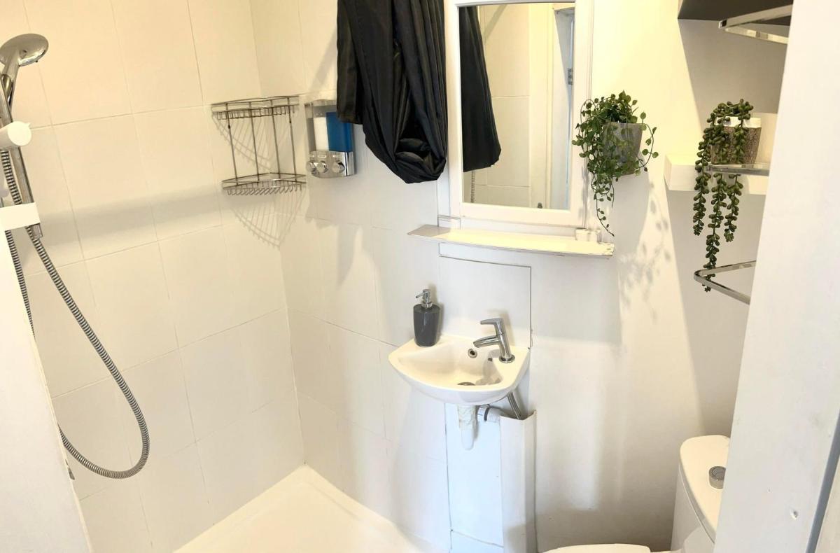 Renovated Small Self Contained Studio - Housity