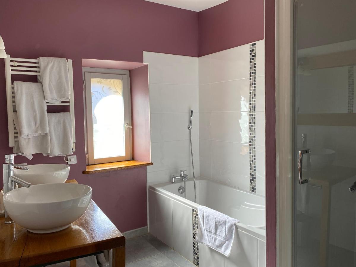 Salle de bains dans l'établissement Logis Hôtel Château De Palaja