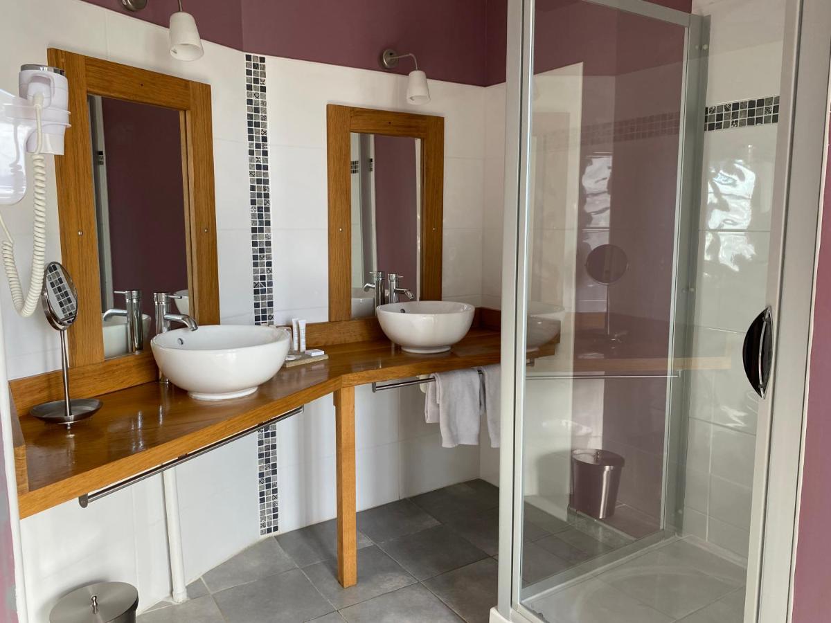 Salle de bains dans l'établissement Logis Hôtel Château De Palaja