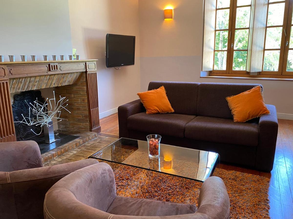 Coin salon dans l'établissement Logis Hôtel Château De Palaja