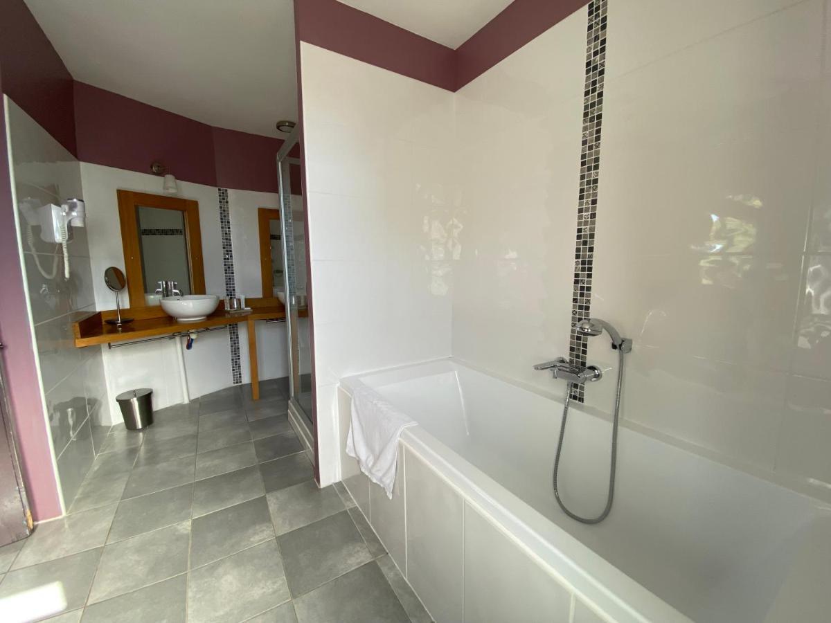 Salle de bains dans l'établissement Logis Hôtel Château De Palaja