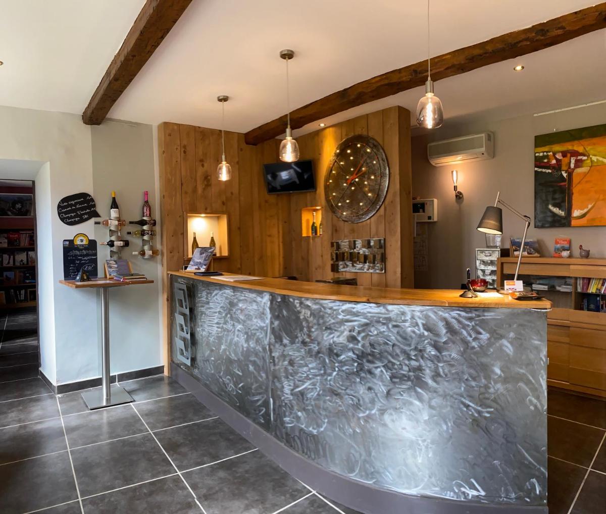 Cuisine ou kitchenette dans l'établissement Logis Hôtel Château De Palaja