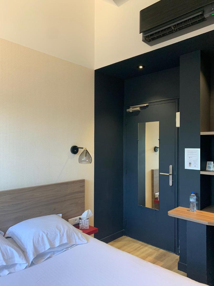 Un ou plusieurs lits dans un hébergement de l'établissement Logis Hôtel Domaine du Moulin Cavier - Restaurants & Spa
