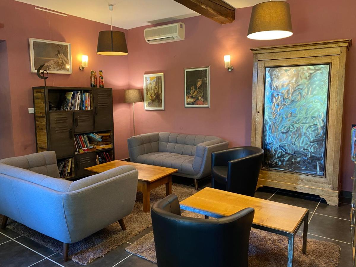 Coin salon dans l'établissement Logis Hôtel Château De Palaja
