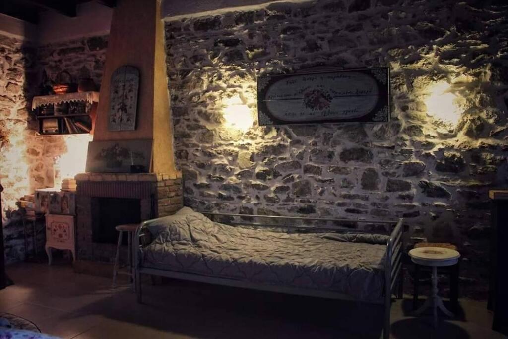 Dorotheas Stone house in the forest - Housity