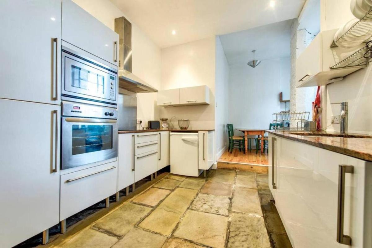 Incredible St Andrew's Sq - 2 bed in the sky - Housity