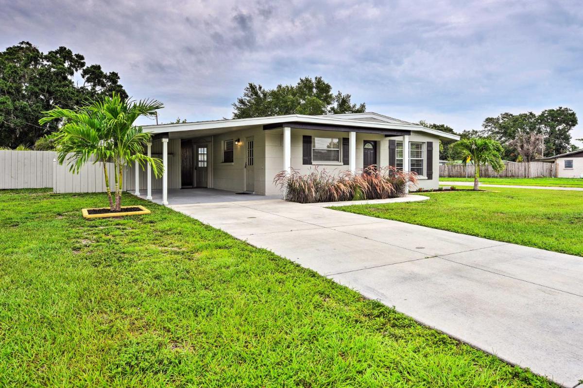 Sarasota Sunset House with Spacious Patio! - Housity