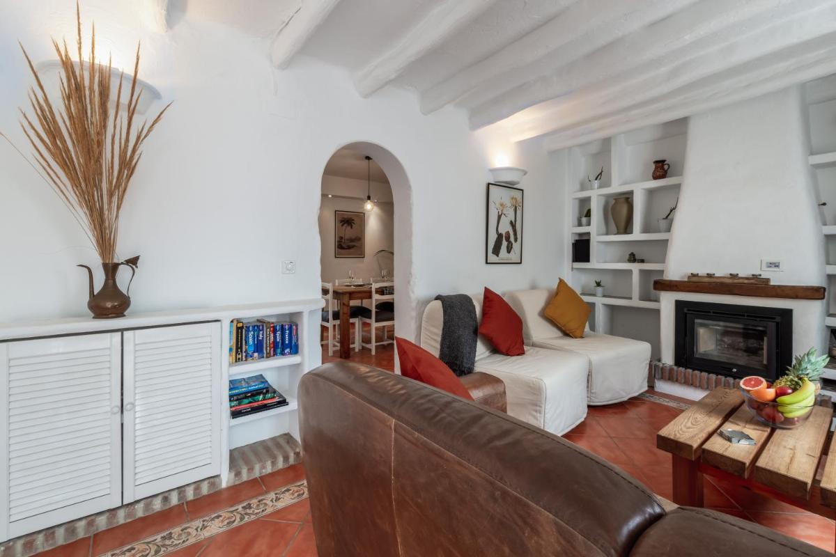 Town house with roof terrace and plunge pool - Housity