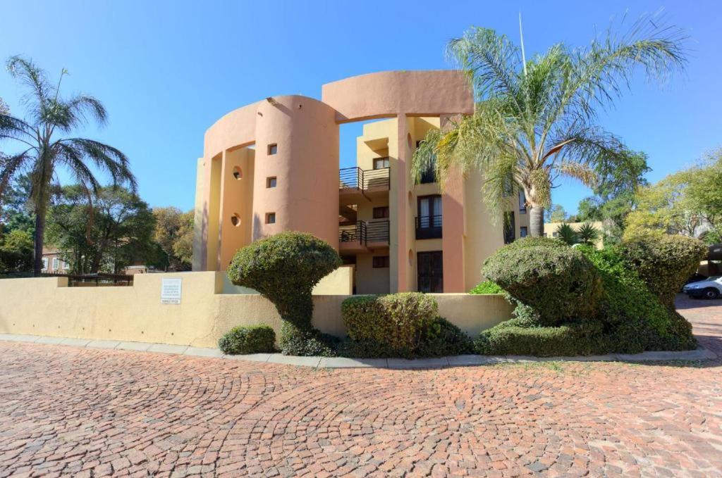 The Apartment On Katherine Street In Central Sandton - Housity
