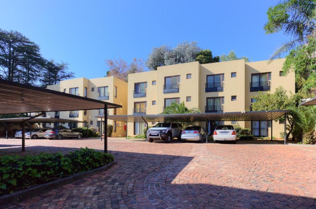The Apartment On Katherine Street In Central Sandton - Housity