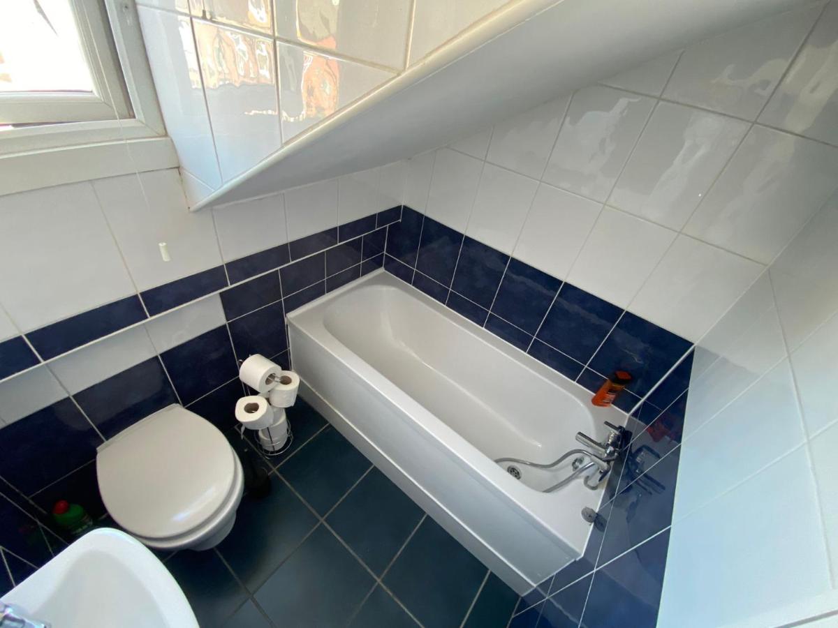 Elegant 4 Bed House - 5 minutes from Leeds - Housity