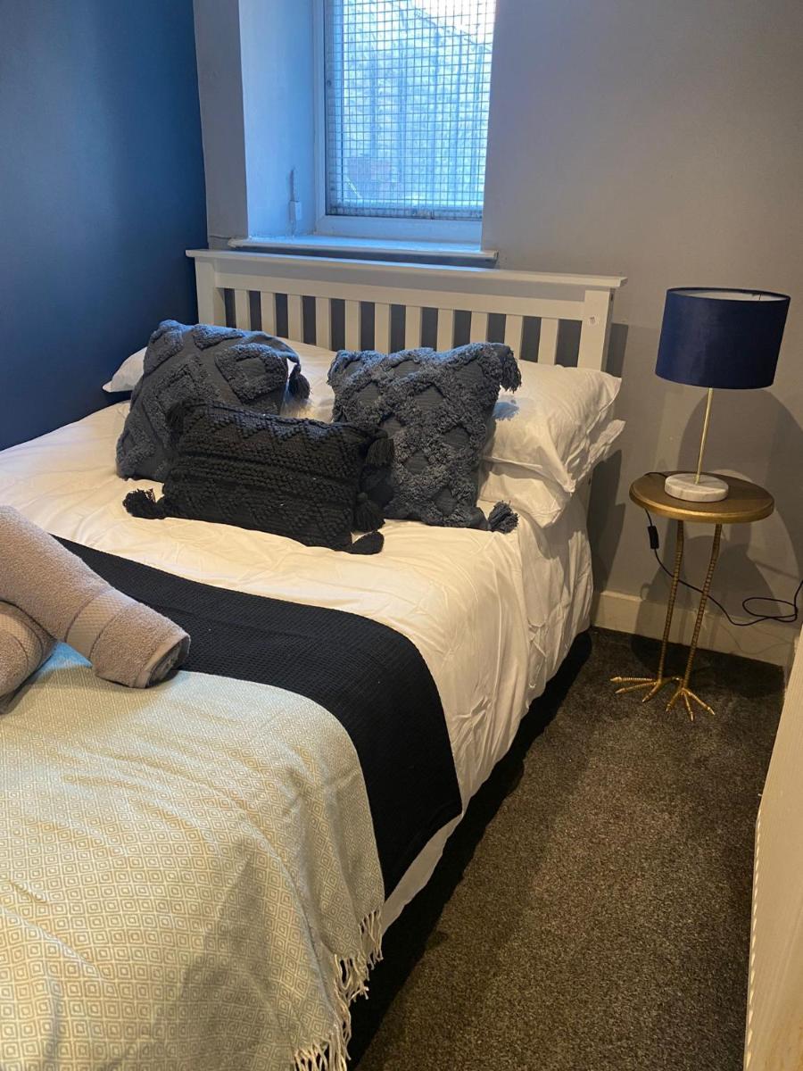 Elegant 4 Bed House - 5 minutes from Leeds - Housity
