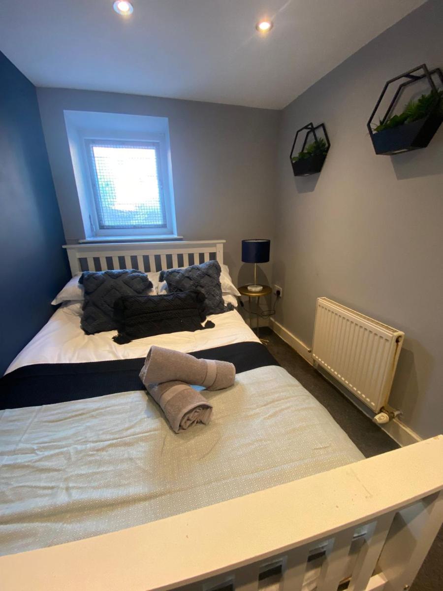 Suitetrails - Elegant 4 Bed House - 5 minutes from Leeds