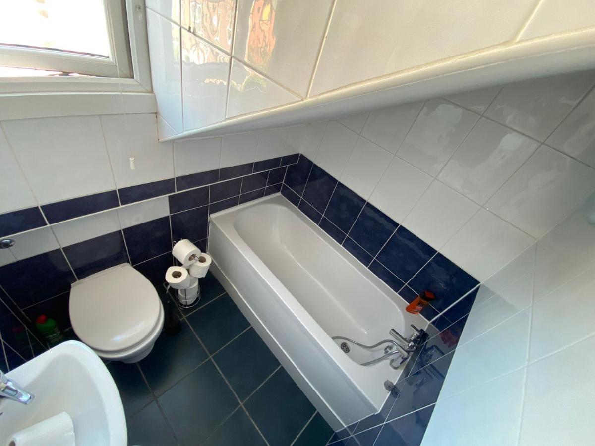 Elegant 4 Bed House - 5 minutes from Leeds - Housity