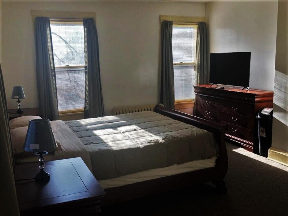 Mini Mansion Hotel affordable stays Plainfield NJ near public transportation - Housity