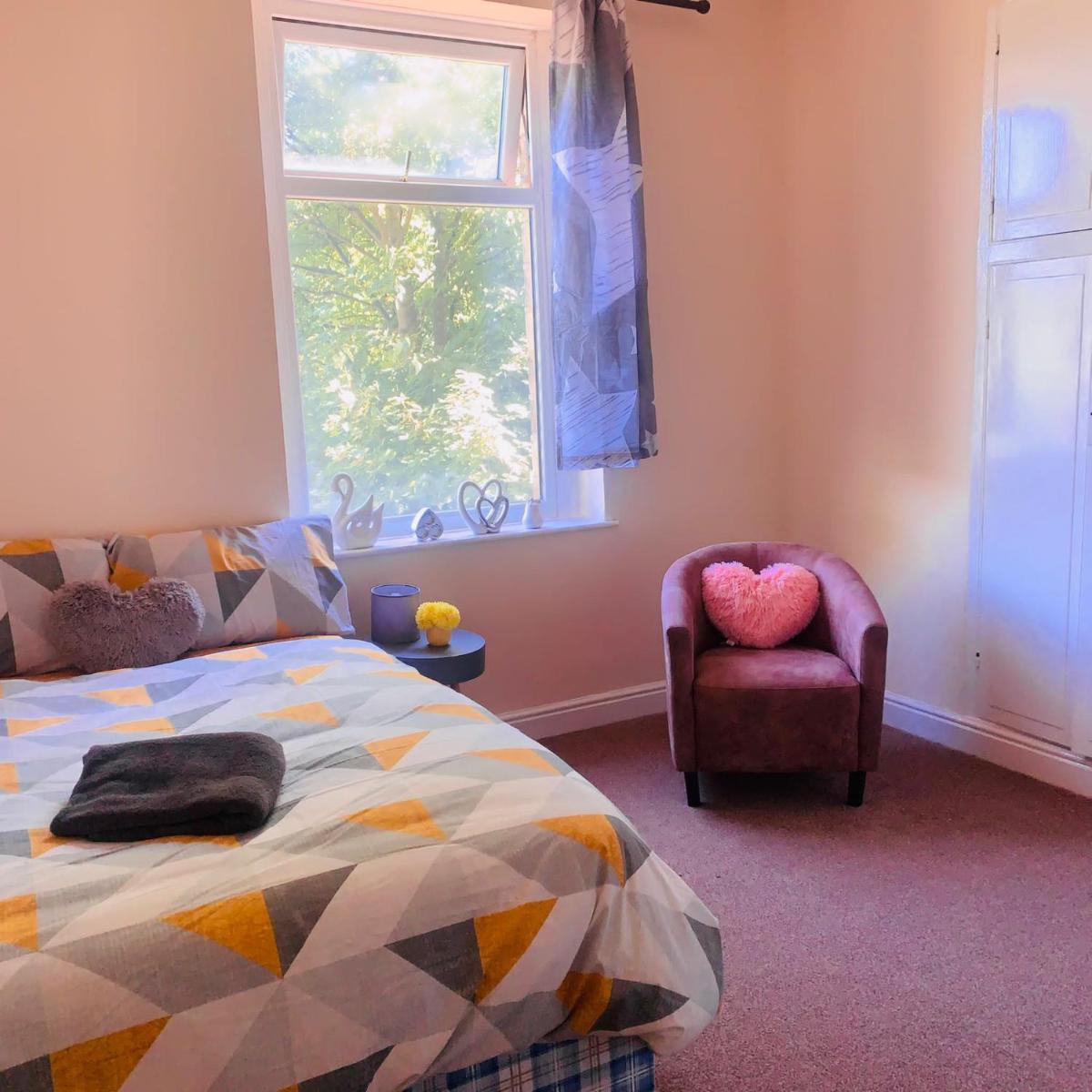 Delightful Cottage in Huddersfield town - Housity