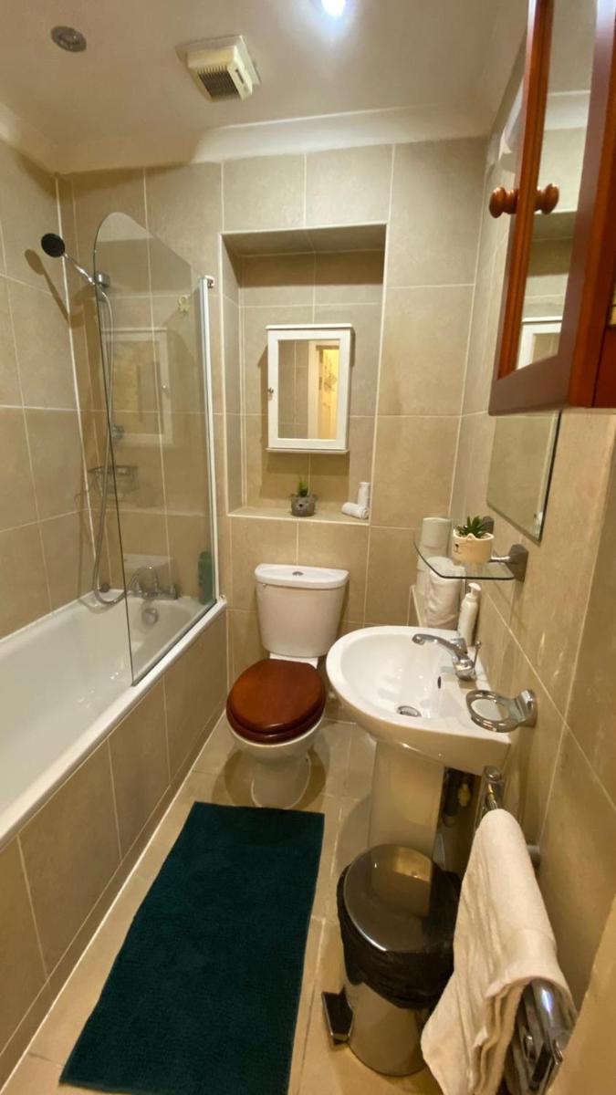 Stylish and Inviting Studio Flat in Coveted Chelsea Location - Housity
