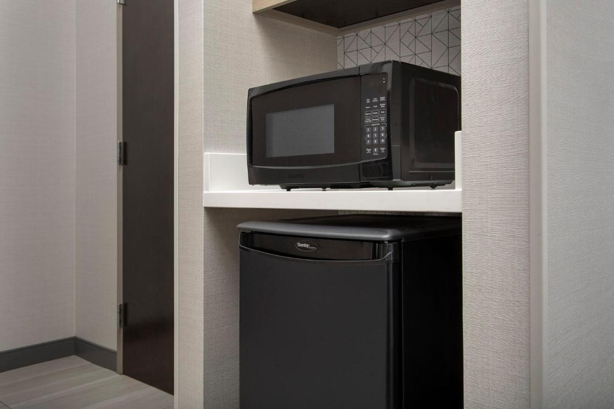 Holiday Inn Express & Suites Knoxville-Clinton by IHG - Housity
