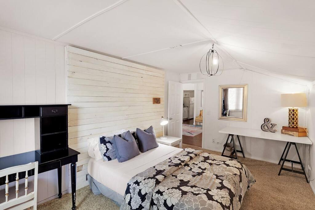Briana's Bungalow by the sea! Downtown Lake Worth! - Housity