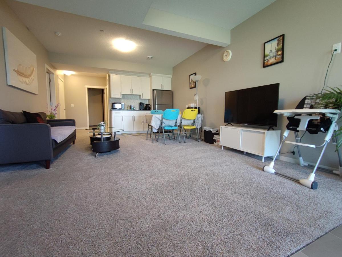 Brand New Entire guest suite by lake near YYC - Housity