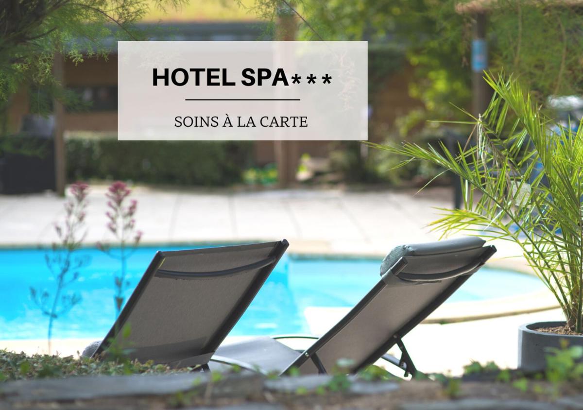 deux chaises assises devant une piscine dans l'établissement Logis Hôtel Domaine du Moulin Cavier - Restaurants & Spa, à Avrillé