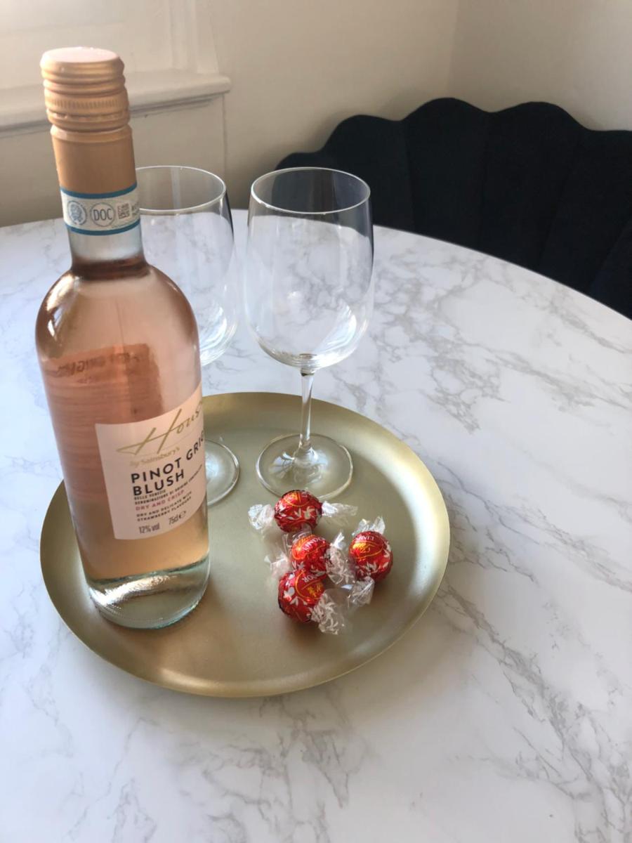 SEAFRONT SANCTUARY Beautiful Art Deco Apartment with Stunning City & Sea Views - Housity