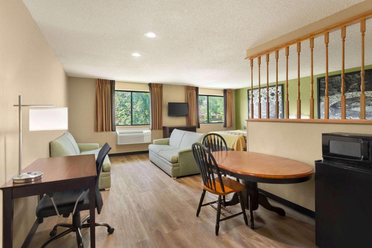 Super 8 by Wyndham Ankeny/Des Moines Area - Housity