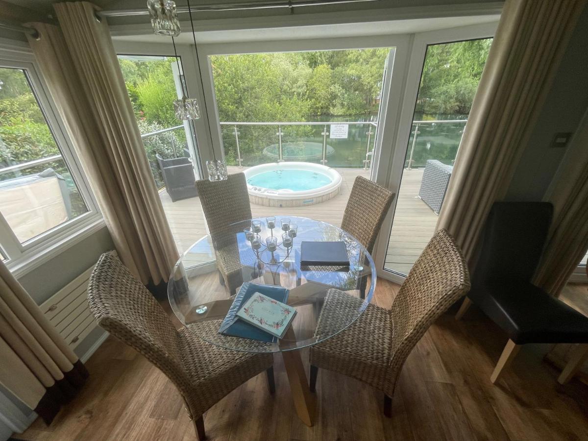 Peaceful Lakeside Lodge LF with hot tub, private fishing peg situated Tattershall Lakes - Housity