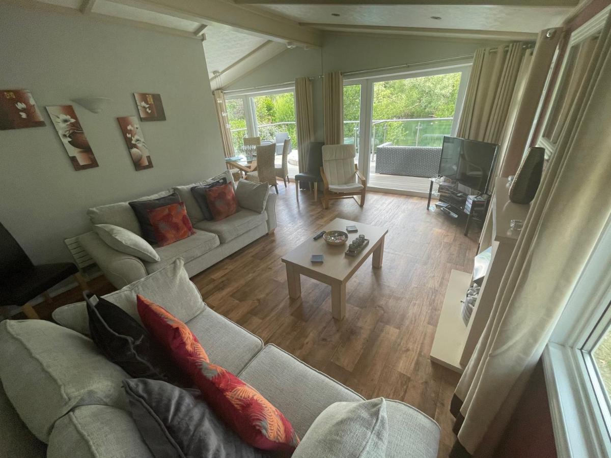 Peaceful Lakeside Lodge LF with hot tub, private fishing peg situated Tattershall Lakes - Housity