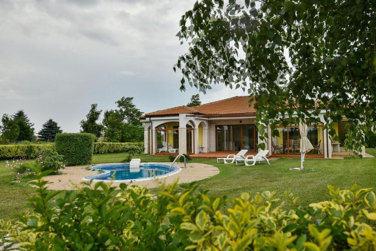 Lighthouse Golf Apart Complex&Villas - Housity