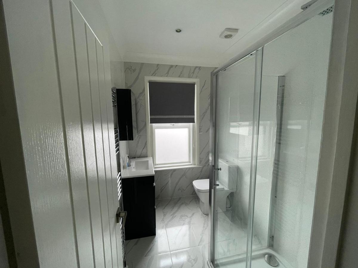 4 Bedroom house 10 mins walk to the beach and less than a mile from Bournemouth main station - Housity