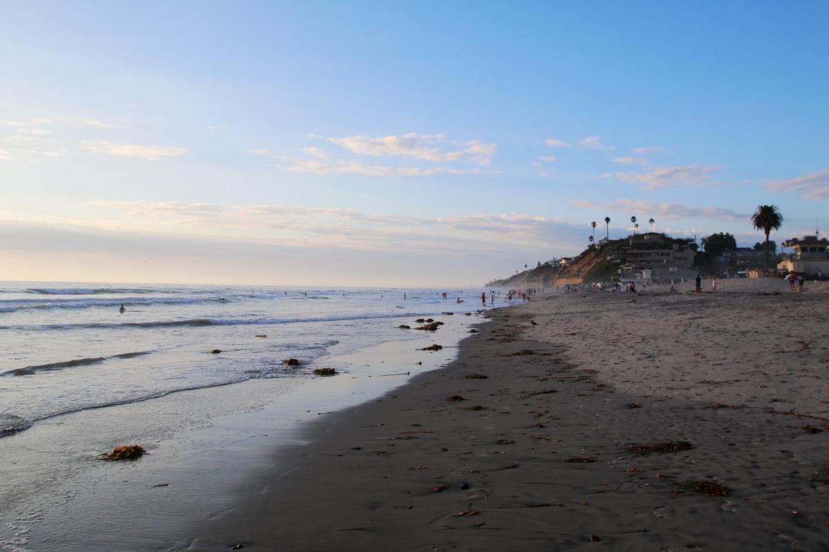 Days Inn by Wyndham Encinitas Moonlight Beach - Housity